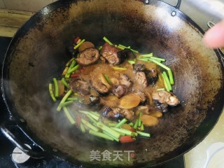 蒜苔炒酱油鸭步骤8