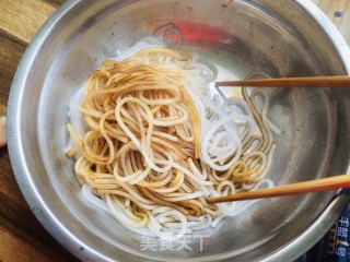 酸菜炒粉条步骤2