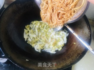 酸菜炒粉条步骤7