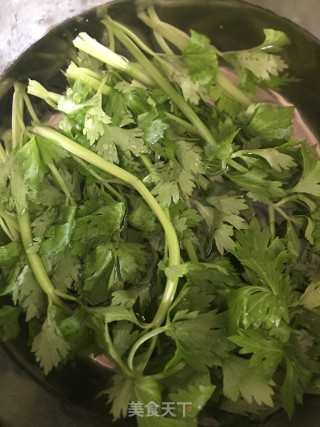 香芹炒土豆丝步骤4
