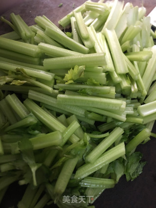 香芹荷兰豆炒腊肠步骤1