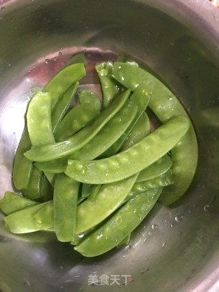 香芹荷兰豆炒腊肠步骤2