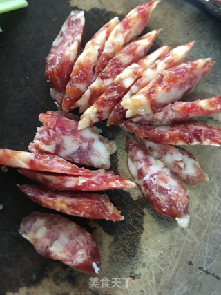 香芹荷兰豆炒腊肠步骤3
