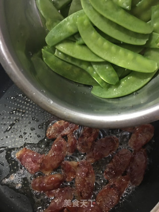 香芹荷兰豆炒腊肠步骤6