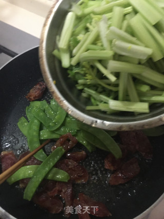 香芹荷兰豆炒腊肠步骤7