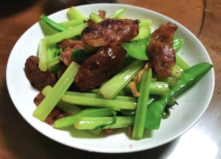 香芹荷兰豆炒腊肠步骤8