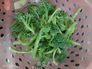 西蓝花炒蒜苗步骤1