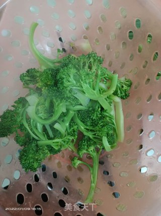 西蓝花炒蒜苗步骤2