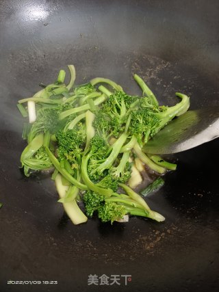 西蓝花炒蒜苗步骤5