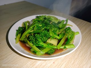 西蓝花炒蒜苗步骤6
