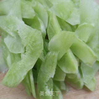 麻辣肠炒莴苣步骤2