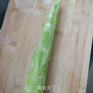 麻辣肠炒莴苣步骤1