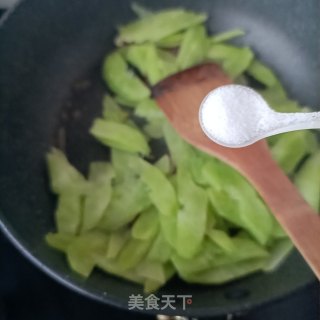 麻辣肠炒莴苣步骤8