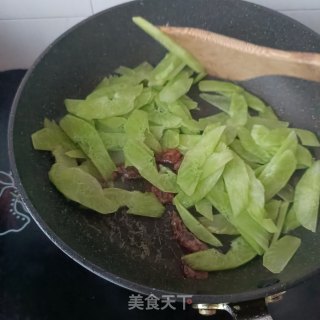 麻辣肠炒莴苣步骤7