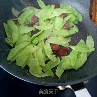 麻辣肠炒莴苣步骤9