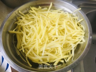 土豆丝炒酸菜步骤1