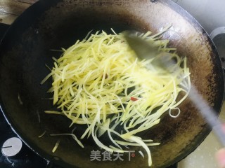 土豆丝炒酸菜步骤4
