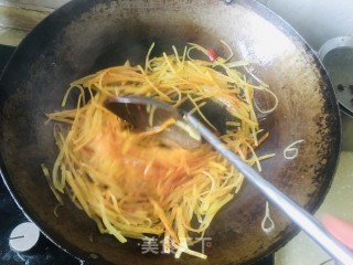 土豆丝炒酸菜步骤6