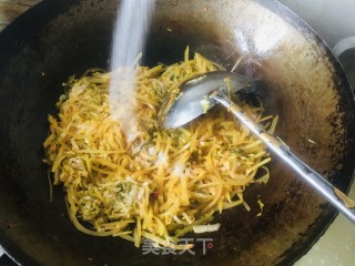 土豆丝炒酸菜步骤8