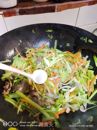 瘦肉丝炒芹菜步骤6