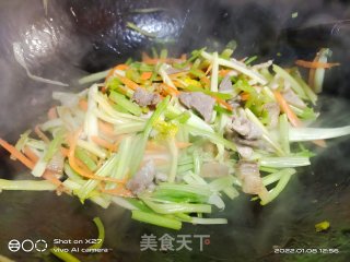 瘦肉丝炒芹菜步骤7