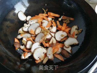 香菇胡萝卜炒佛手瓜步骤4