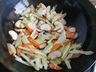 香菇胡萝卜炒佛手瓜步骤5