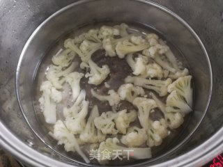蒜泥牛肉酱拌花菜步骤2