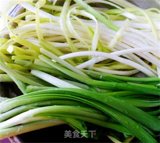 双韭炒鱿鱼步骤1