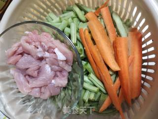 肉丝烧四季豆步骤1