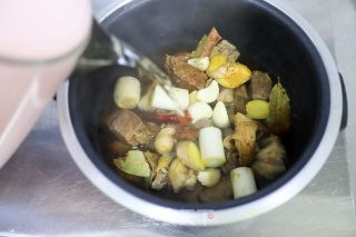 电饭煲炖牛肋条步骤6