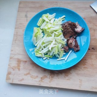 腊肉蒜黄炒鸡蛋步骤2