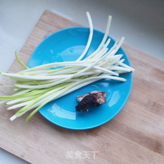 腊肉蒜黄炒鸡蛋步骤1