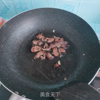 腊肉蒜黄炒鸡蛋步骤5