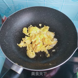 腊肉蒜黄炒鸡蛋步骤4