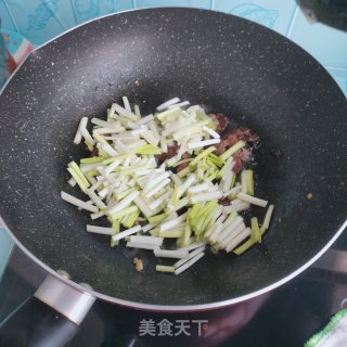 腊肉蒜黄炒鸡蛋步骤6