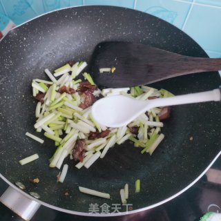 腊肉蒜黄炒鸡蛋步骤7