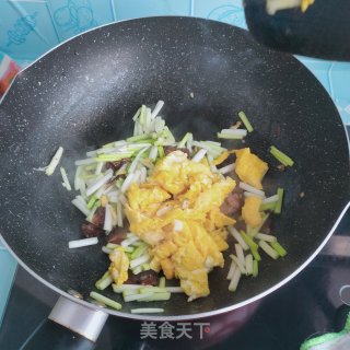 腊肉蒜黄炒鸡蛋步骤8