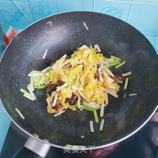 腊肉蒜黄炒鸡蛋步骤9