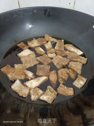 炸猪皮步骤4
