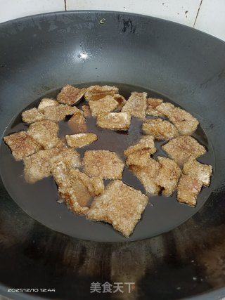炸猪皮步骤5