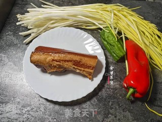 蒜黄炒腊肉步骤1