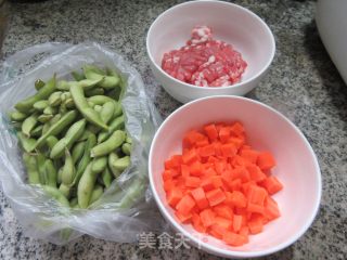 肉末胡萝卜炒毛豆步骤1