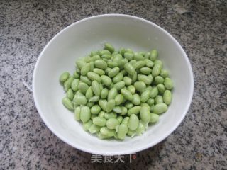 肉末胡萝卜炒毛豆步骤2