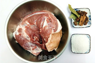 盐水肘子步骤1