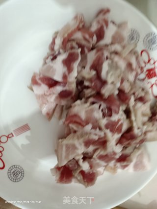 五花肉炒花菜步骤1