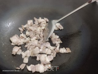 五花肉炒花菜步骤3