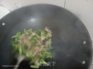 五花肉炒花菜步骤4