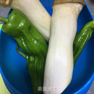 腊肉炒青椒杏鲍菇步骤1