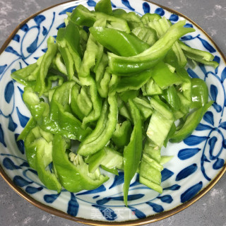 腊肉炒青椒杏鲍菇步骤3